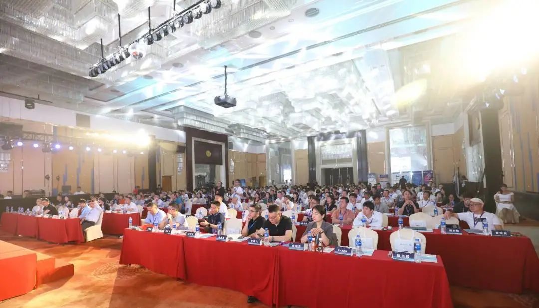 伯俊受邀參加第八屆全國時尚消費品行業轉型高峰論壇丨市場活動